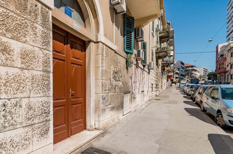 Exterior & Views 2, Greystar & Bluestar, Split