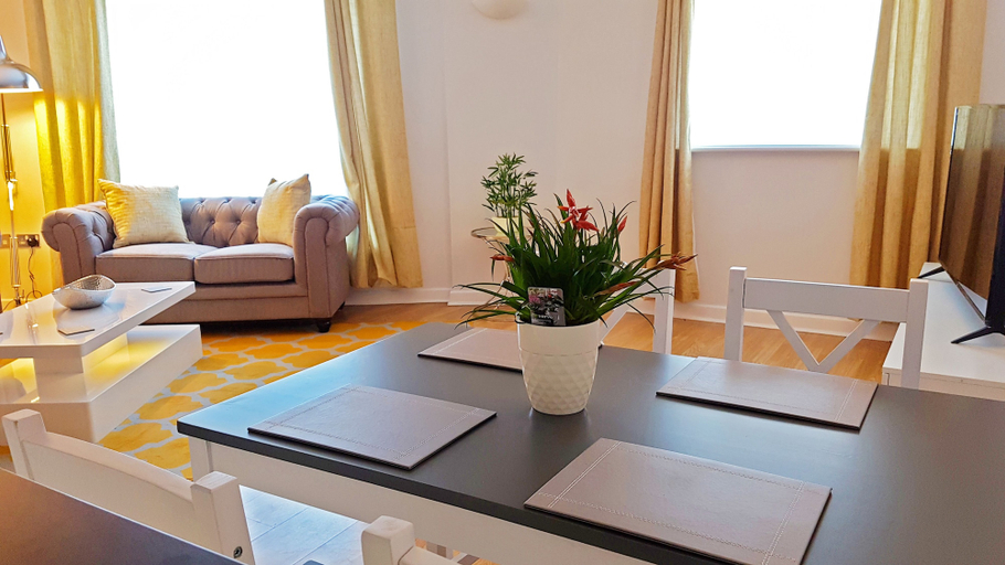 Others 5, Spacious Bright and Modern Living, Northamptonshire
