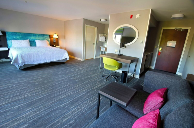 Bedroom 3, Hampton Inn & Suites Tacoma, Pierce