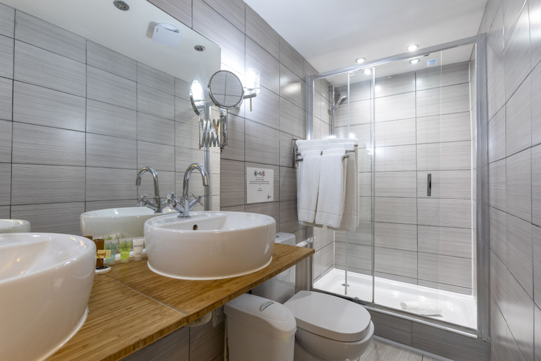Bathroom 4, Hotel Shepherds Bush London, London