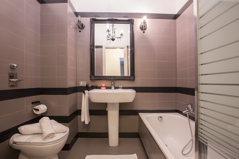 Bathroom, The Square Apartment, Como