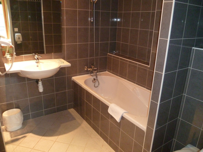 Bathroom 4, Gloria & Avenue, Hautes-Pyrénées