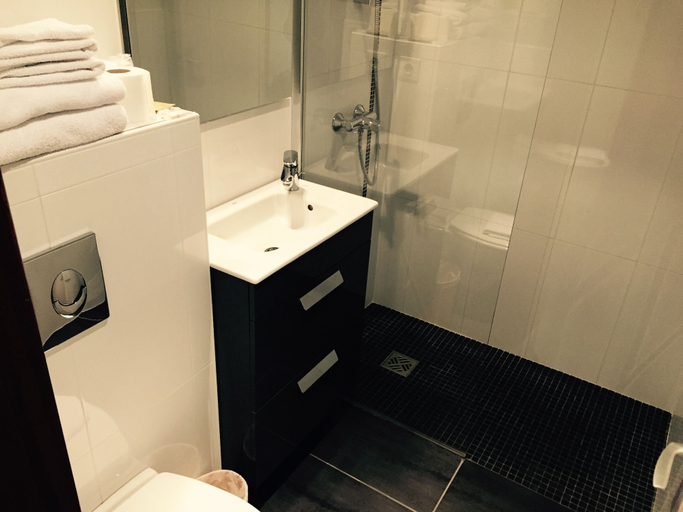 Bathroom 4, Hôtel du Moulin, Niort, Deux-Sèvres