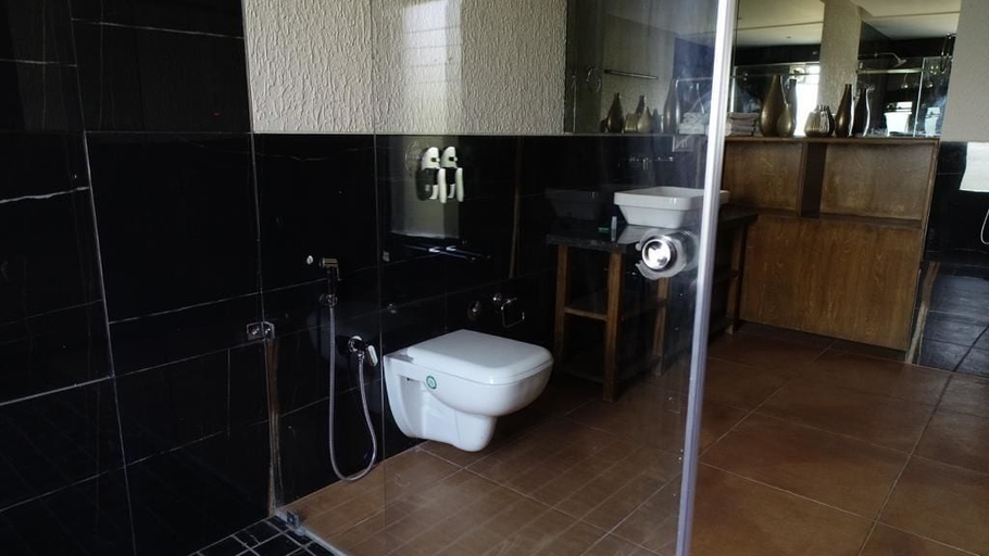 Bathroom 4, Hotel President Cottage Resort, Jalgaon
