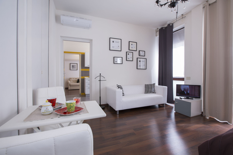 Others 5, The Square Apartment, Como