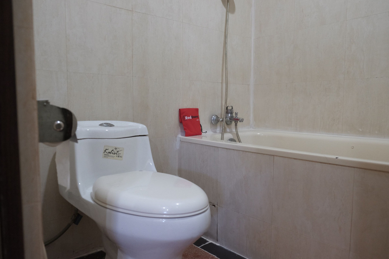 Bathroom 4, RedDoorz Plus near DC Mall Batam, Batam