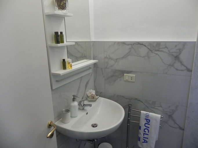 Bathroom 3, Resort Pietra Bianca, Bari