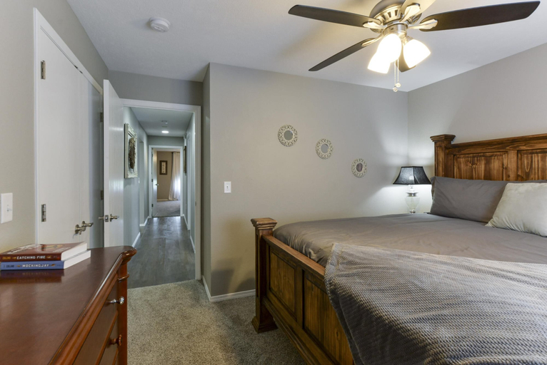 Bedroom 1, Lambo's Scenic View, Taney