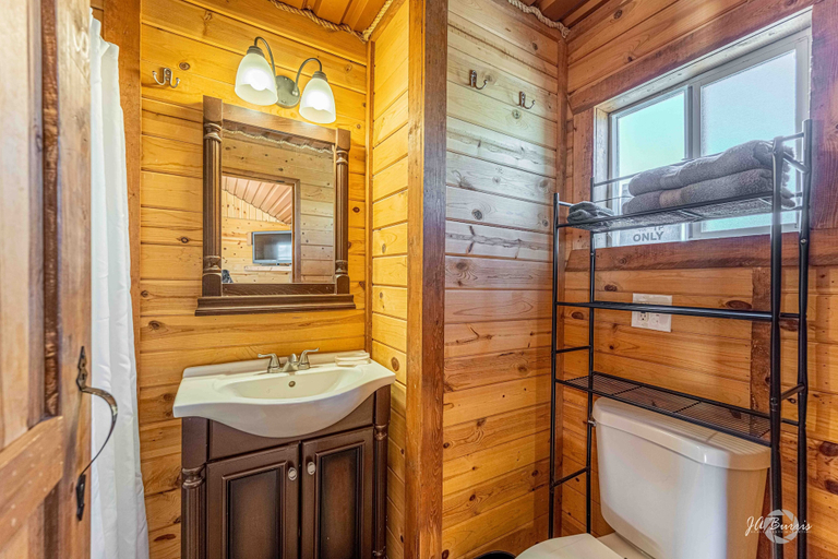 Bathroom 3, Elite Cabins and RV Park, Howard