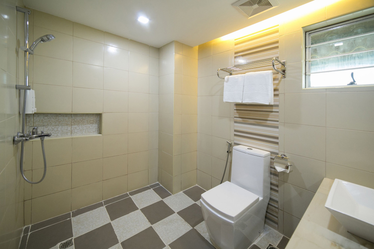 Bathroom 4, 950 Condotel, Mabalacat
