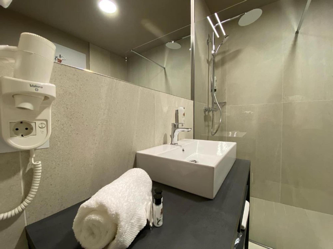 Bathroom 14