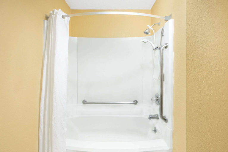 Bathroom 4, Super 8 by Wyndham Terre Haute, Vigo