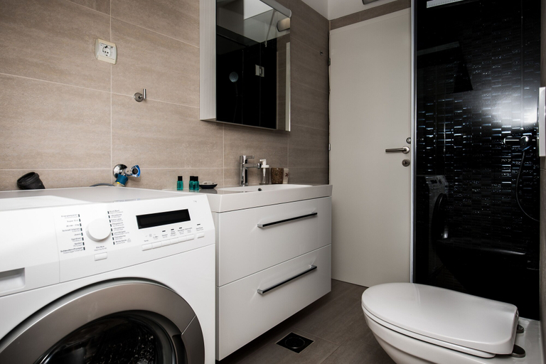 Bathroom 4, Mazuranic Apartments, Bol