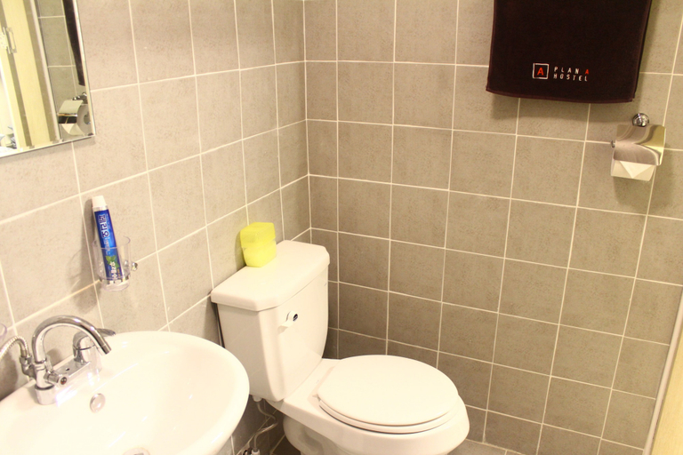 Bathroom 5, Plan A Hostel, Jung