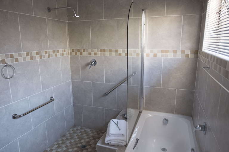 Bathroom 5, President Lodge, Ekurhuleni