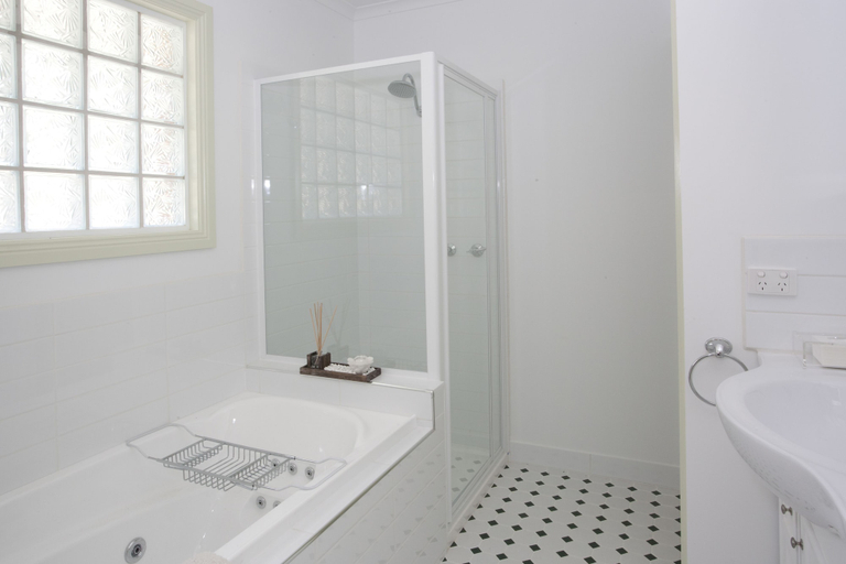 Bathroom, Honeyeater Cottage, Yarra Ranges - Central