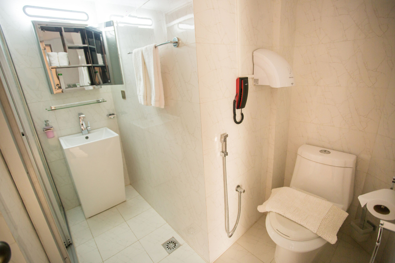 Bathroom 4, Shinepukur Suites, Dhaka