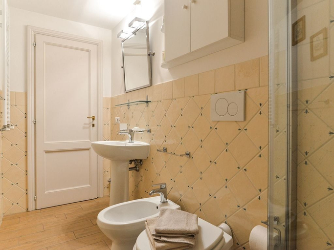 Bathroom 2, Spanish Steps Apartment, Roma