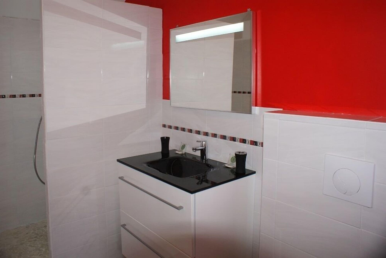 Bathroom 5, La Cler’Hier, Aube