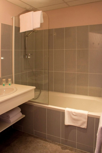 Bathroom 4, Hotel Majestic, Hautes-Pyrénées