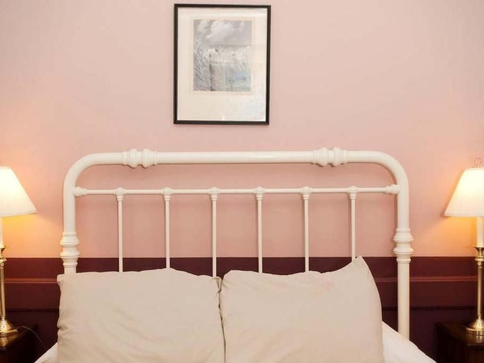 Bedroom 2, Frederick House, Staunton