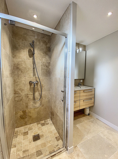 Bathroom 4, Les Estrelles, Bouches-du-Rhône