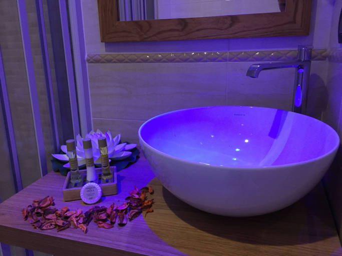 Bathroom 4, Grand Hotel Royal, Napoli