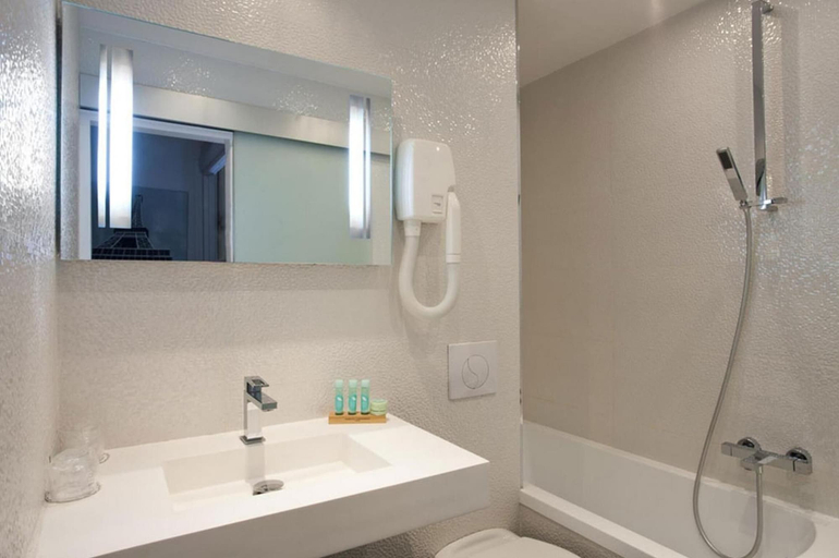 Bathroom 5, Hotel Ile de France Opéra, Paris