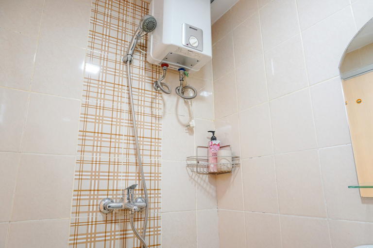 Bathroom 3, Comfortable 3BR Apartment at Green Palm Residences, West Jakarta
