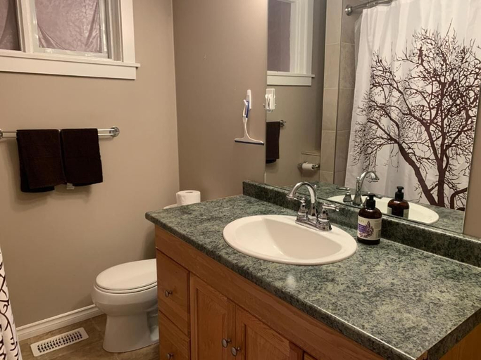 Bathroom 3, Utopia Feels Botanical Glampground, North Okanagan