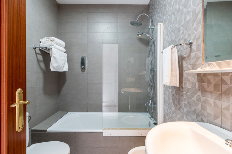 Bathroom 3, Cool Sevilla Hotel, Sevilla
