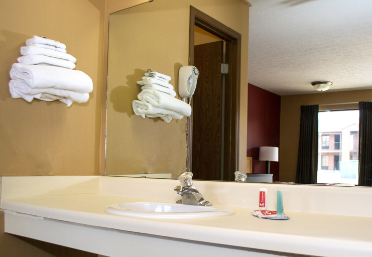 Bathroom 4, Super 8 by Wyndham Sandusky, Erie