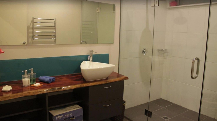 Bathroom 3, Ifiele'ele Plantation, Aana Alofi I