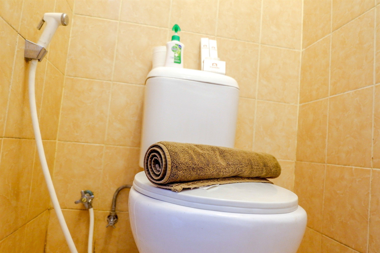 Bathroom 3, Warm Cozy Menteng Square Apartment, Central Jakarta