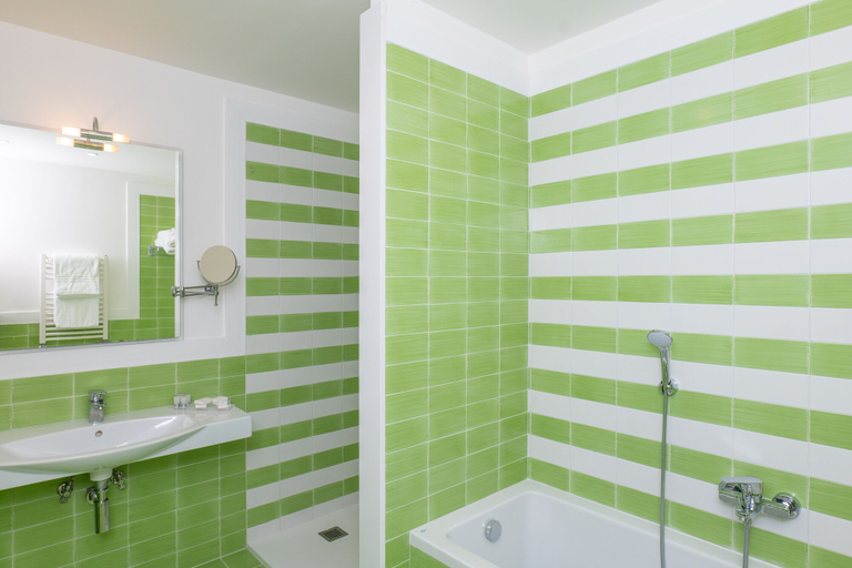 Bathroom 5, Grand Hotel Vesuvio, Napoli