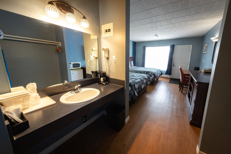 Bathroom 4, Villager Lodge, Niagara