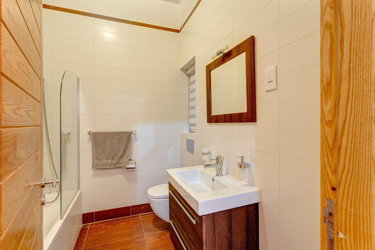 Bathroom, Gorgeous Apartment With Terrace in Fort Cambridge, Pool