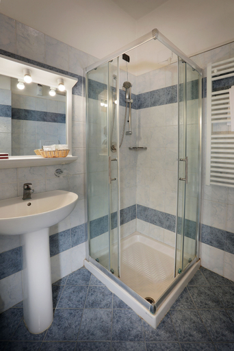 Bathroom 4, Salus, Pistoia