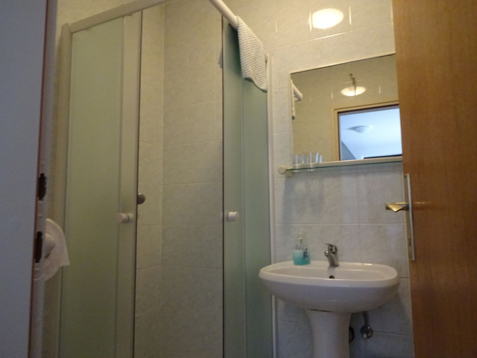 Bathroom 3, Apartment 802, Poreč