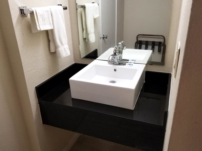 Bathroom 3, Americas Best Value Inn Marshall, Harrison