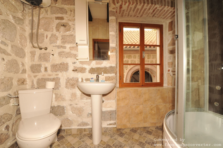 Bathroom 3, Una Apartments
