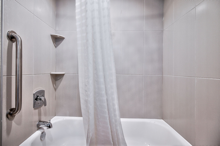 Bathroom 5, Comfort Inn And Suites South, Division No. 6