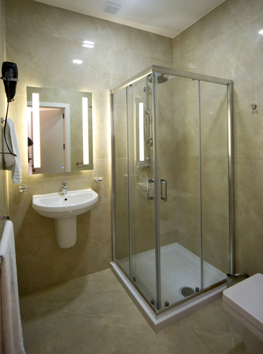 Bathroom 4, The Maltese Sun