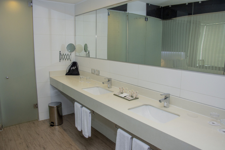 Bathroom 5, Radisson Blu Plaza El Bosque Santiago, Santiago
