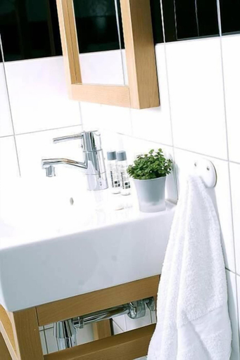 Bathroom 4, Lilland Brewery Hotel, Strand