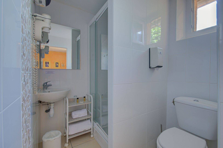Bathroom 4, Hotel Saint Jean, Vaucluse