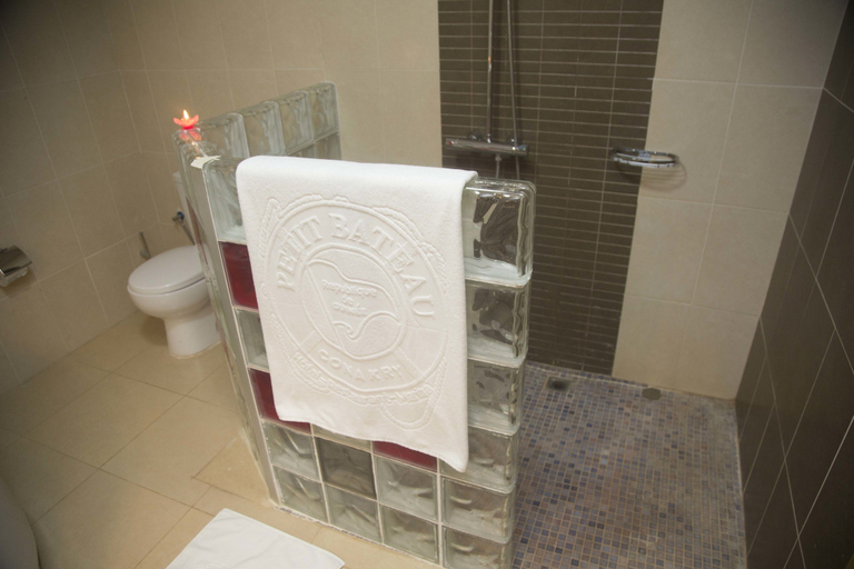 Bathroom 5, Hôtel Petit Bateau, Conakry