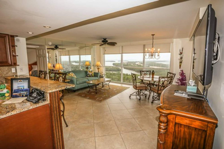 Food & Drinks, Lovers Key Resort 908, Lee