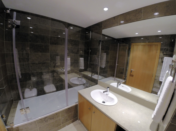 Bathroom 4, Superior Rentals in Lisbon, Lisbon