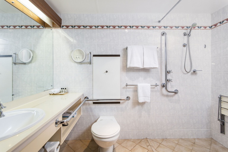 Bathroom 4, Adelaide Inn, Adelaide
